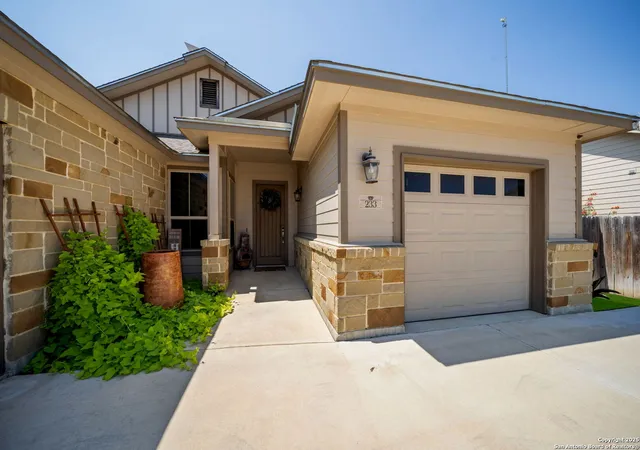 Photo 4 of Sale Pending at 233 Iron Gate, Pleasanton, TX 78064 | MLS# 1907408 | Listing updated on 2026-01-06