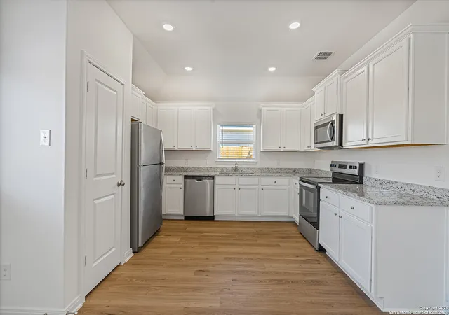 Photo 4 of Single family home for sale at 16012 Stratford Cove, Lytle, TX 78052 | MLS# 1907447 | Listing updated on 2025-12-09