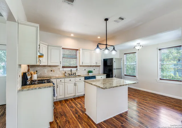Photo 4 of Sale Pending at 418 Muncey, San Antonio, TX 78202 | MLS# 1907536 | Listing updated on 2025-09-25