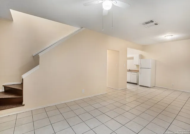 Listing Photo 4 - Condo for sale in building located at 7601 Windsor Oaks, San Antonio, TX 78239