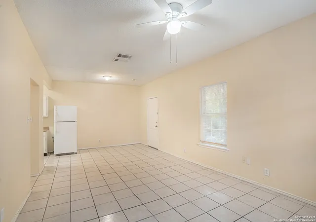 Listing Photo 5 - Condo for sale in building located at 7601 Windsor Oaks, San Antonio, TX 78239