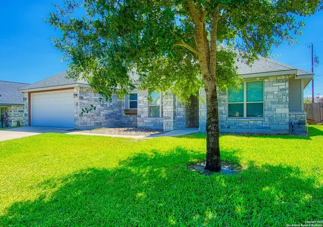 Photo 4 of Single family home for sale at 108 Parkcrest, Floresville, TX 78114 | MLS# 1907590 | Listing updated on 2025-12-08