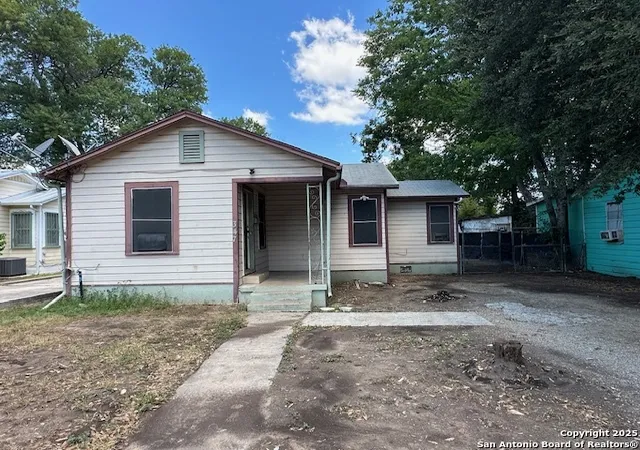 Photo 1 of Sale Pending at 347 Carroll St, San Antonio, TX 78225 | MLS# 1907628 | Listing updated on 2025-10-16