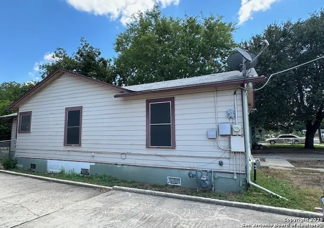 Photo 2 of Sale Pending at 347 Carroll St, San Antonio, TX 78225 | MLS# 1907628 | Listing updated on 2025-10-16