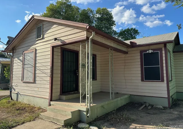 Photo 3 of Sale Pending at 347 Carroll St, San Antonio, TX 78225 | MLS# 1907628 | Listing updated on 2025-10-16