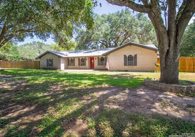 2nd image of 33 Encino Loma, Beeville, TX 78102 | MLS# 1907672
