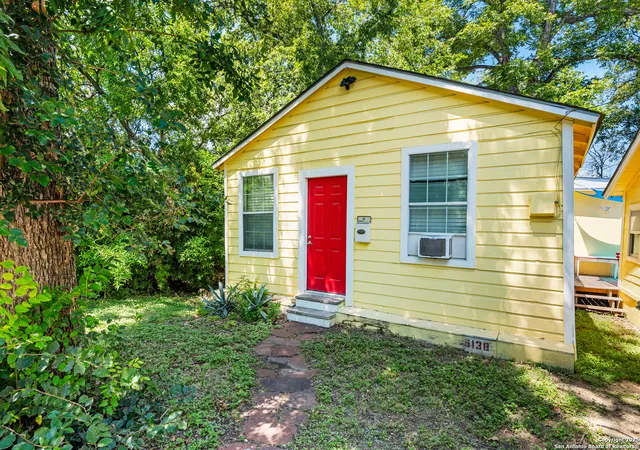 Photo 3 of Sale Pending at 513 W Rosewood, San Antonio, TX 78212 | MLS# 1907881 | Listing updated on 2026-01-30