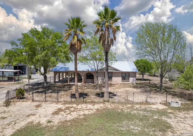 2nd image of 1390 Windmill, Uvalde, TX 78801 | MLS# 1907964