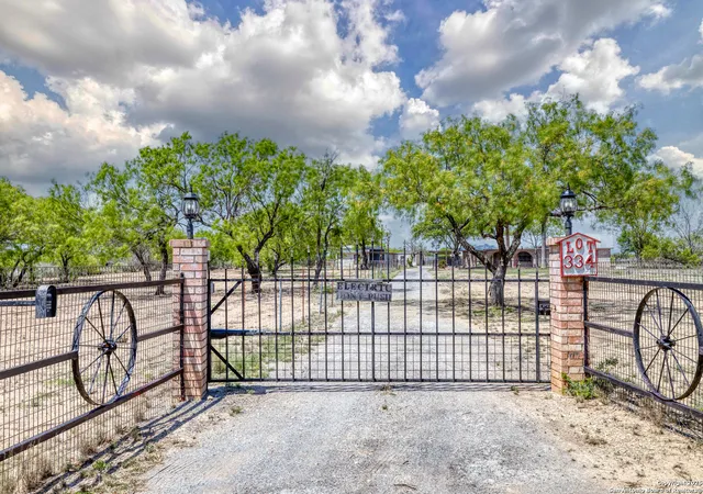 4th image of 1390 Windmill, Uvalde, TX 78801 | MLS# 1907964