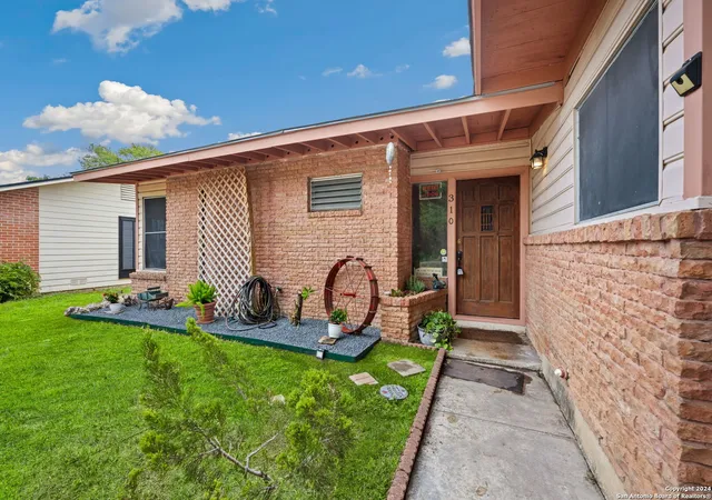 Photo 2 of Single family home for sale at 310 Radiance Dr, San Antonio, TX 78218 | MLS# 1908162 | Listing updated on 2025-09-27