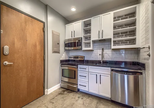 Photo 4 of Sale Pending at 831 S Flores St #2101, San Antonio, TX 78204 | MLS# 1908329 | Listing updated on 2025-11-16