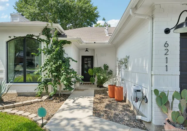 Photo 3 of Sale Pending at 6211 John Chapman, San Antonio, TX 78240 | MLS# 1908409 | Listing updated on 2025-10-14