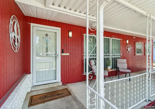 Photo 2 of Sale Pending at 418 Creath Pl, San Antonio, TX 78221 | MLS# 1908435 | Listing updated on 2025-10-03