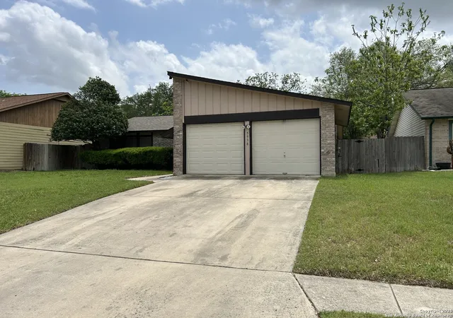 Photo 2 of Sale Pending at 5938 Kissing Oak St, San Antonio, TX 78247 | MLS# 1908462 | Listing updated on 2025-11-25