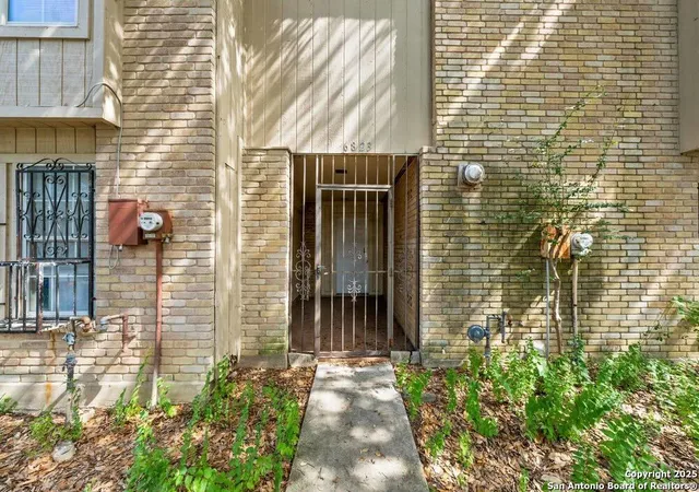 Photo 3 of Single family home for sale at 6823 Stockport Dr, San Antonio, TX 78239 | MLS# 1908542 | Listing updated on 2025-12-09