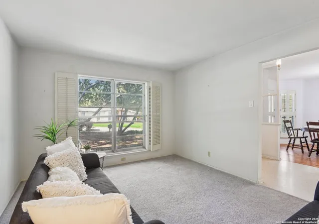 Photo 4 of Sale Pending at 723 Fabulous Dr, San Antonio, TX 78216 | MLS# 1908601 | Listing updated on 2025-10-21