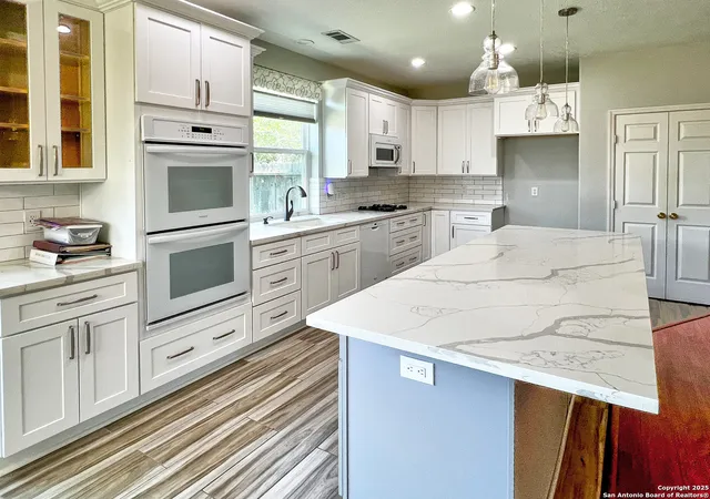 Photo 3 of Sale Pending at 318 High Meadows Dr, Sugar Land, TX 77479 | MLS# 1908683 | Listing updated on 2025-12-16