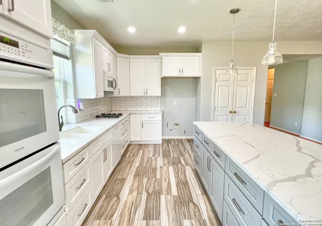 Photo 4 of Sale Pending at 318 High Meadows Dr, Sugar Land, TX 77479 | MLS# 1908683 | Listing updated on 2025-12-16