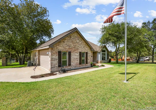 Homes for sale in Floresville, TX | 100 W Ashton, Floresville, TX 78114 | MLS# 1908697