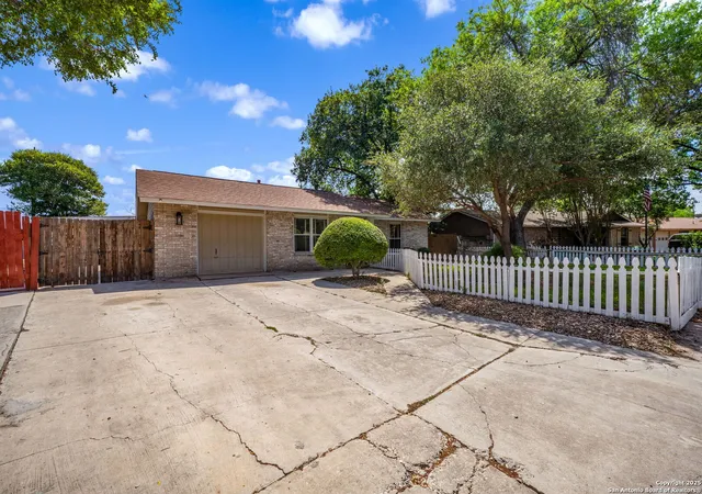 Photo 4 of Sale Pending at 9210 Summer Wind St, San Antonio, TX 78217 | MLS# 1908784 | Listing updated on 2025-10-17