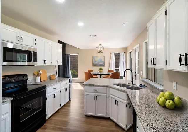Photo 3 of Sale Pending at 109 Shadowyck, Universal City, TX 78148 | MLS# 1908806 | Listing updated on 2025-10-01