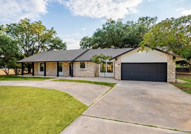 Photo 3 of Sale Pending at 105 Oak Crst, La Vernia, TX 78121 | MLS# 1908831 | Listing updated on 2025-10-06