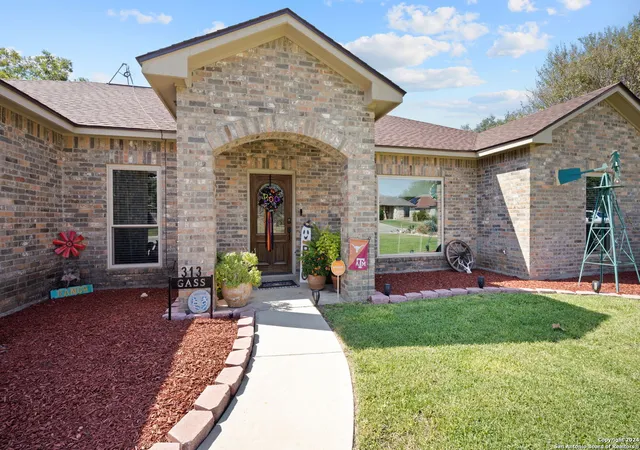 Photo 3 of Single family home for sale at 313 Yorktown, Pleasanton, TX 78064 | MLS# 1908879 | Listing updated on 2026-06-21