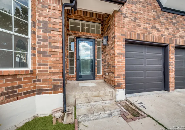 Photo 3 of Sale Pending at 15114 Spring Gln, San Antonio, TX 78247 | MLS# 1908893 | Listing updated on 2025-10-01