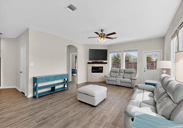 Photo 4 of Single family home for sale at 6337 Black Butte, Schertz, TX 78108 | MLS# 1909151 | Listing updated on 2025-10-18