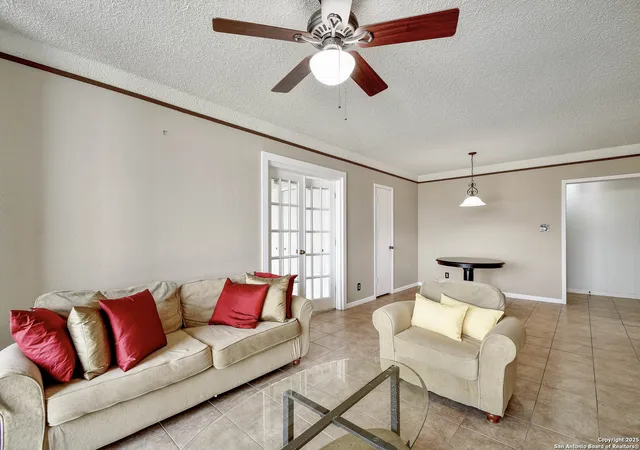 Listing Photo 3 - Condo for sale in building located at 7701 Wurzbach Rd, San Antonio, TX 78229 - Unit #405