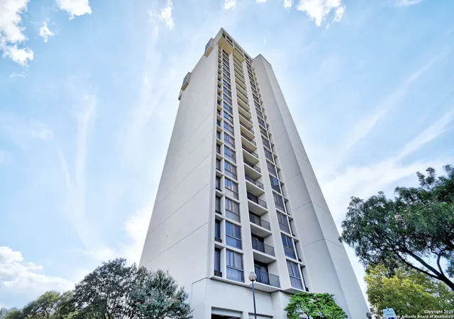 Listing Photo 4 - Condo for sale in building located at 7701 Wurzbach Rd, San Antonio, TX 78229 - Unit #405
