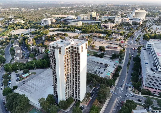 Listing Photo 5 - Condo for sale in building located at 7701 Wurzbach Rd, San Antonio, TX 78229 - Unit #405
