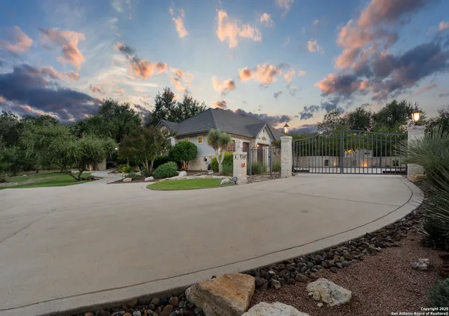 Photo 2 of Mansion for sale at 8 Winged Foot, Boerne, TX 78006 | MLS# 1909406 | Listing updated on 2026-01-08