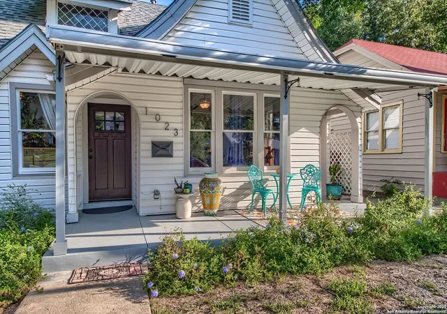 Photo 3 of Sale Pending at 1023 W Gramercy, San Antonio, TX 78201 | MLS# 1909430 | Listing updated on 2025-11-03