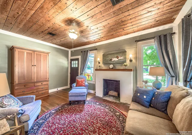Photo 4 of Sale Pending at 1023 W Gramercy, San Antonio, TX 78201 | MLS# 1909430 | Listing updated on 2025-11-03