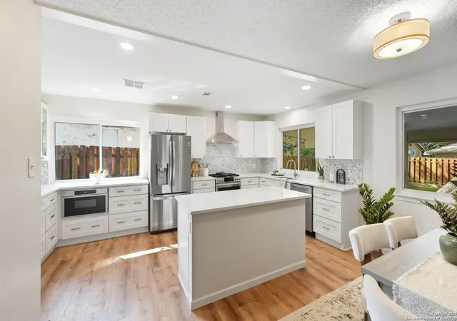 Photo 4 of Sale Pending at 11516 Shakespearean, Austin, TX 78759 | MLS# 1909627 | Listing updated on 2025-10-06