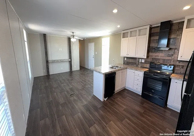 Photo 3 of Manufactured home for sale at 224 Forest Creek, Devine, TX 78016 | MLS# 1909833 | Listing updated on 2025-12-30