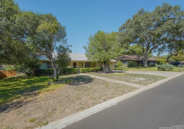 Photo 3 of Sale Pending at 117 Twinleaf, San Antonio, TX 78213 | MLS# 1909903 | Listing updated on 2026-03-20
