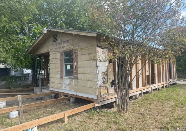 Photo 1 of Single family home for sale at 215 Rehmann St, San Antonio, TX 78204 | MLS# 1910005 | Listing updated on 2026-09-17