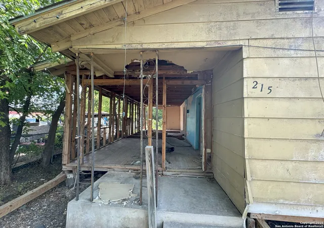 Photo 3 of Single family home for sale at 215 Rehmann St, San Antonio, TX 78204 | MLS# 1910005 | Listing updated on 2026-09-17