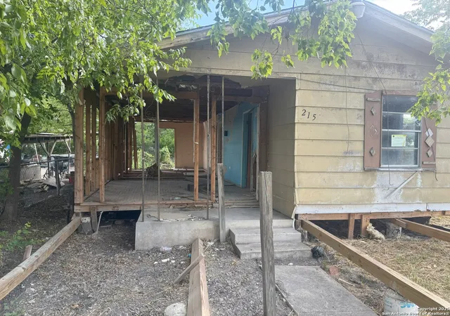 Photo 3 of Single family home for sale at 215 Rehmann St, San Antonio, TX 78204 | MLS# 1910005 | Listing updated on 2026-09-17
