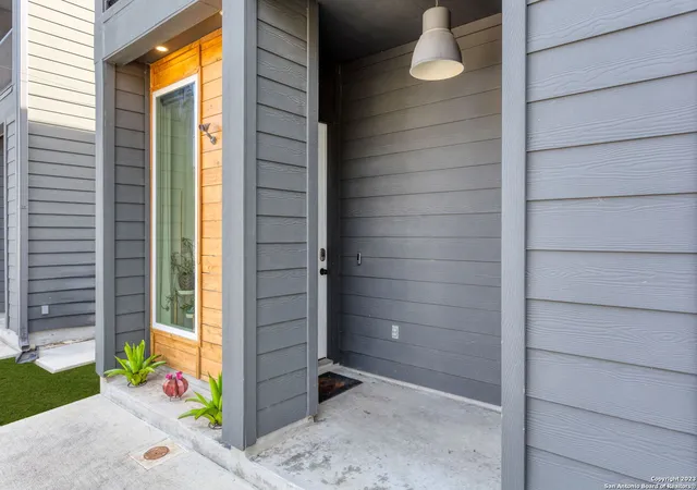 Photo 2 of Sale Pending at 1838 E Crockett, San Antonio, TX 78202 | MLS# 1910056 | Listing updated on 2025-10-14