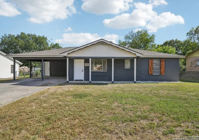 Photo 4 of Sale Pending at 913 Zwicke, Seguin, TX 78155 | MLS# 1910081 | Listing updated on 2025-11-28