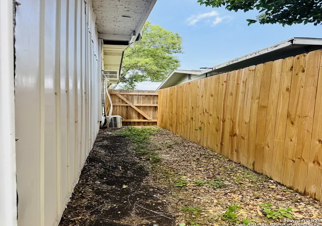Photo 3 of Sale Pending at 346 Laurelwood, San Antonio, TX 78213 | MLS# 1910131 | Listing updated on 2025-11-24