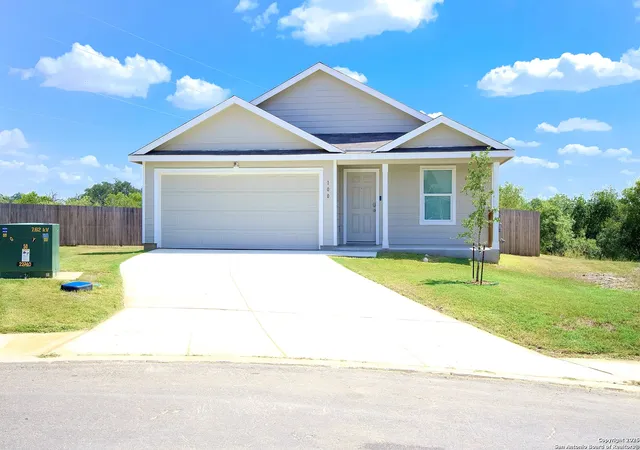 Photo 2 of Single family home for sale at 100 Wood Moss, Floresville, TX 78114 | MLS# 1910227 | Listing updated on 2025-10-05