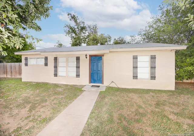 Photo 1 of Single family home for sale at 2607 Avenue E, Hondo, TX 78861 | MLS# 1910279 | Listing updated on 2025-10-24