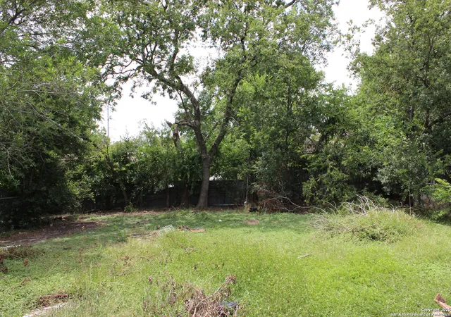 Photo 4 of Single family home for sale at 365 N San Gabriel Ave, San Antonio, TX 78237 | MLS# 1910311 | Listing updated on 2026-06-11