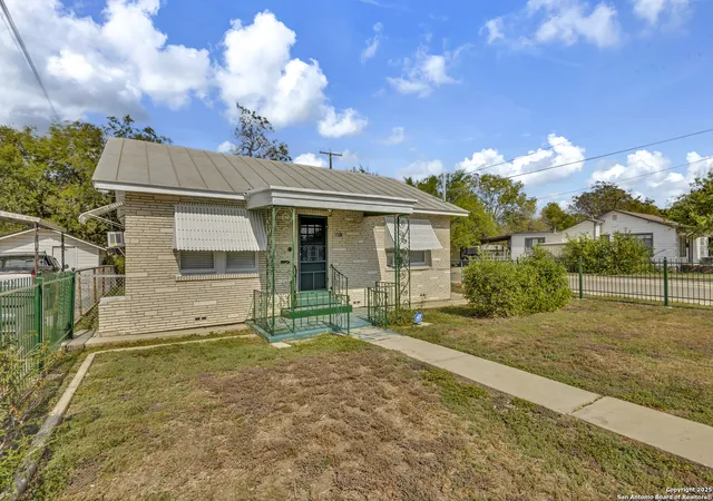 2nd image of 2055 E Crockett St, San Antonio, TX 78202 | MLS# 1910312