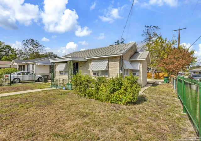 3rd image of 2055 E Crockett St, San Antonio, TX 78202 | MLS# 1910312