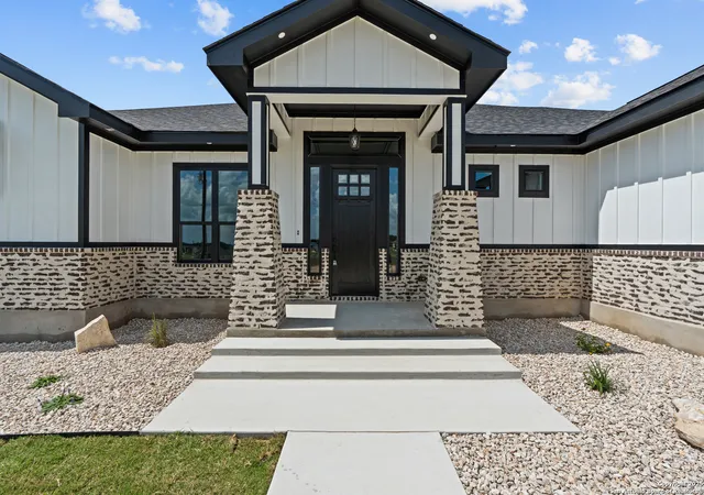 Photo 3 of Single family home for sale at 158 Estates, La Vernia, TX 78121 | MLS# 1910397 | Listing updated on 2025-10-26